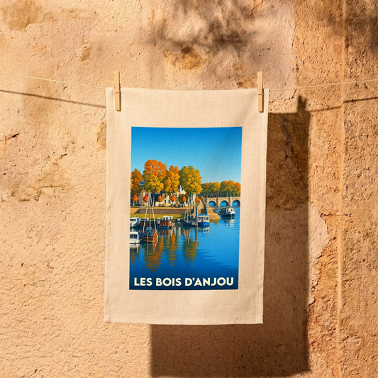 Torchon souvenir de la ville de Les Bois d'Anjou avec une illustration stylisée d'un paysage fluvial.