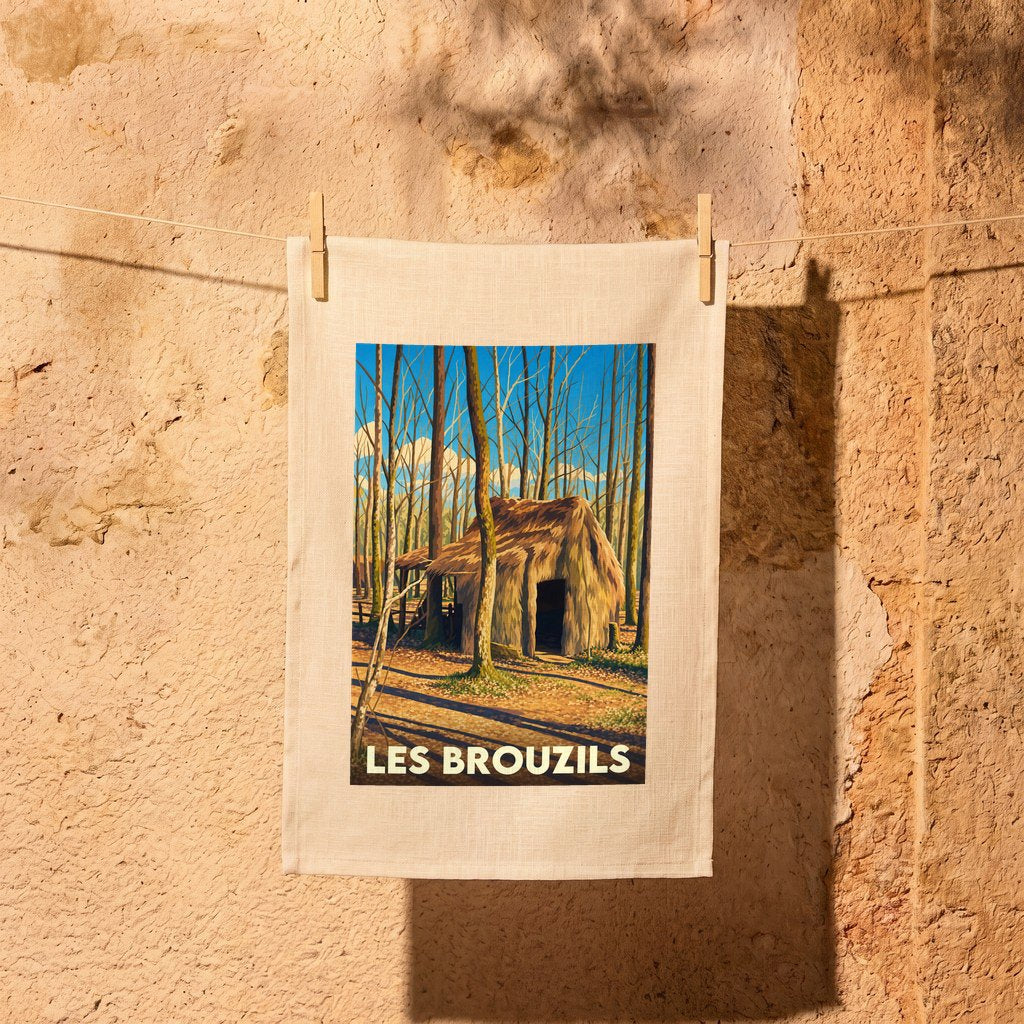 Torchon souvenir de la ville de Les Brouzils illustré par une cabane en forêt sous un ciel bleu.