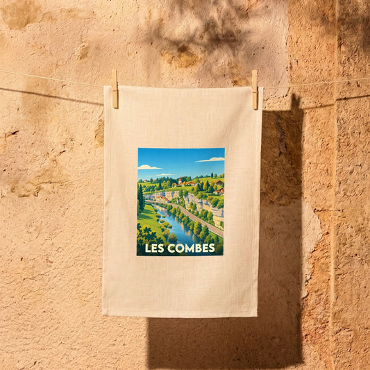 Torchon souvenir de la ville de Les Combes avec une illustration stylisée de son paysage.