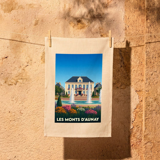 Torchon souvenir de la ville de Les Monts d'Aunay avec une illustration stylisée de l'hôtel de ville et de ses fontaines.