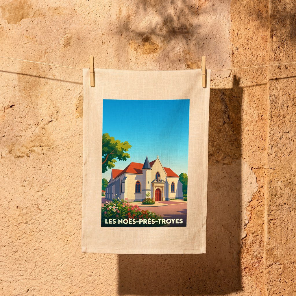 Torchon souvenir de la ville de Les Noës-près-Troyes avec une illustration stylisée de son église.