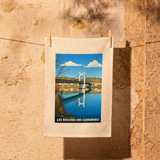 Torchon souvenir de la ville de Les Roches-de-Condrieu avec une illustration stylisée de son pont se reflétant dans l'eau.