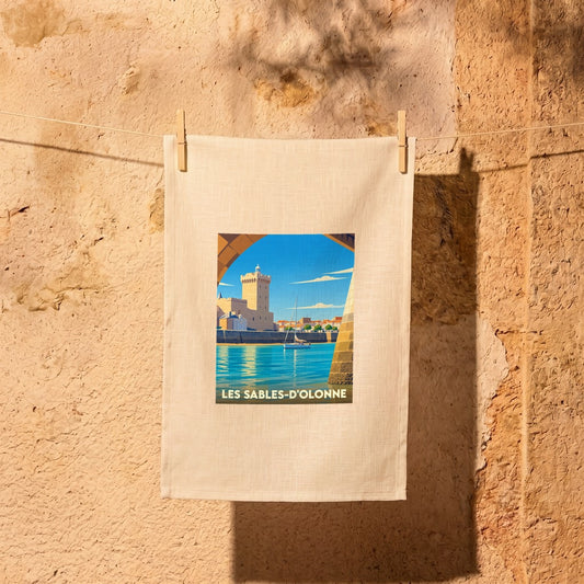 Torchon souvenir de la ville de Les Sables-d'Olonne avec une illustration stylisée d'un voilier devant un fort côtier.
