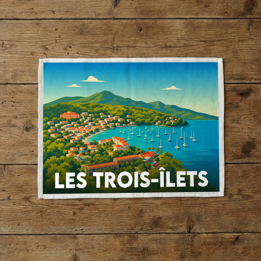 Torchon souvenir de la ville de Les Trois-Îlets avec une illustration stylisée de sa baie et de ses voiliers.