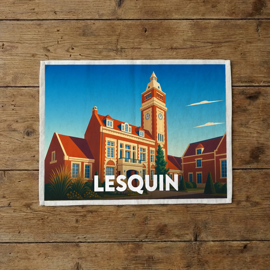 Torchon souvenir de la ville de Lesquin illustrant son hôtel de ville dans un style vintage.
