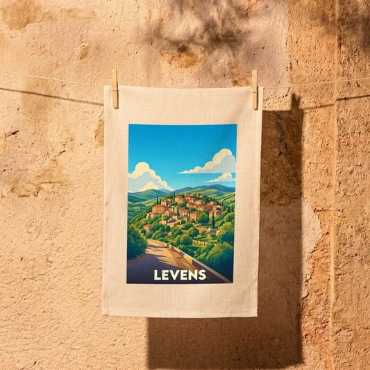 Torchon souvenir de la ville de Levens avec une illustration stylisée d'un village perché.