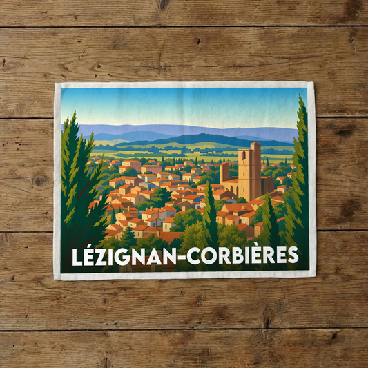 Torchon souvenir de la ville de Lézignan-Corbières avec une illustration stylisée.