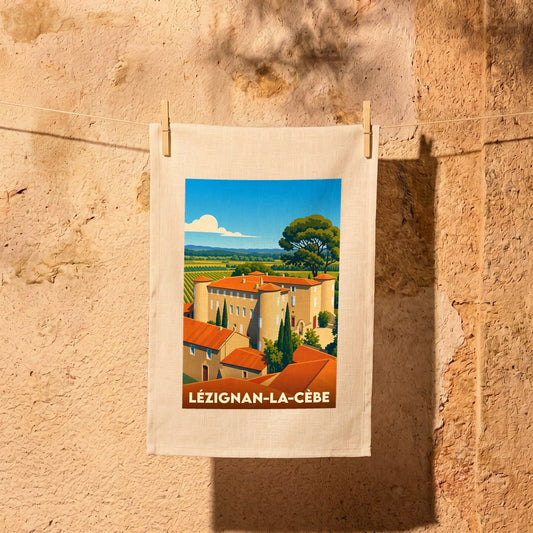 Torchon souvenir de Lézignan-la-Cèbe orné d'une illustration stylisée du village et de ses paysages.