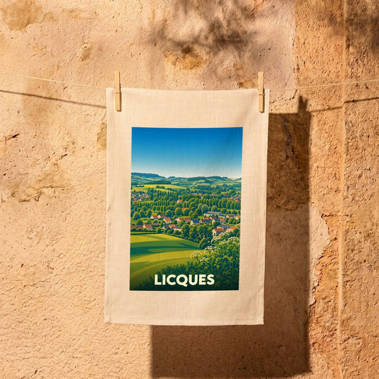 Torchon souvenir de la ville de Licques avec une illustration stylisée d'un paysage de campagne vallonné.