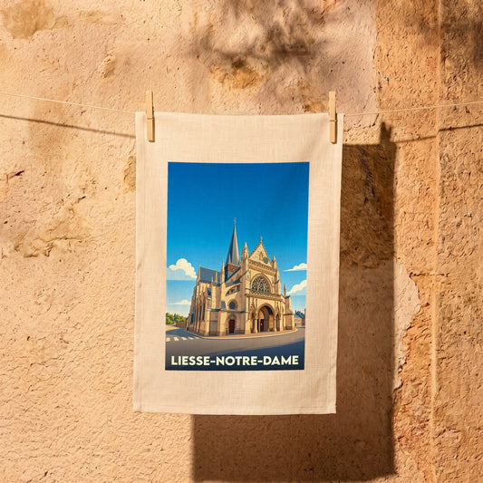 Torchon souvenir de la ville de Liesse-Notre-Dame avec une illustration stylisée de sa basilique.