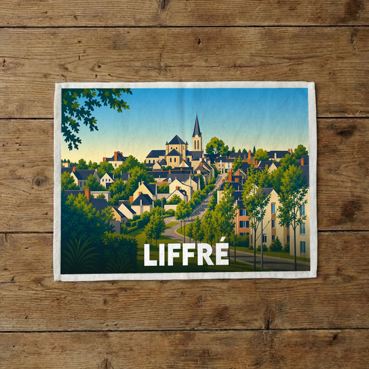 Torchon souvenir de la ville de Liffré avec une illustration stylisée et colorée de son paysage urbain.
