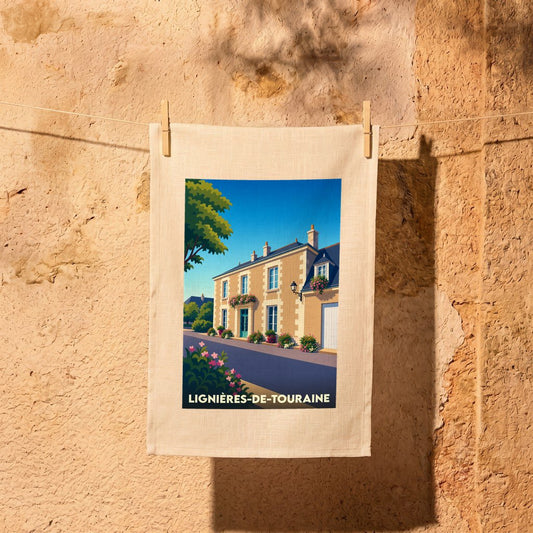 Torchon souvenir de la ville de Lignières-de-Touraine avec une illustration stylisée d'une maison tourangelle.