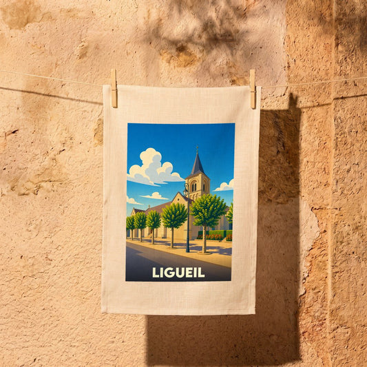 Torchon souvenir de la ville de Ligueil orné d'une illustration stylisée de son église et de ses arbres.