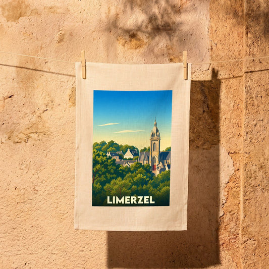 Torchon souvenir de la ville de Limerzel orné d'une illustration stylisée de son église émergeant de la forêt.