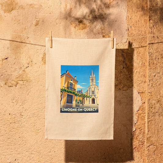 Torchon souvenir de Limogne-en-Quercy avec une illustration stylisée du village et de son église.