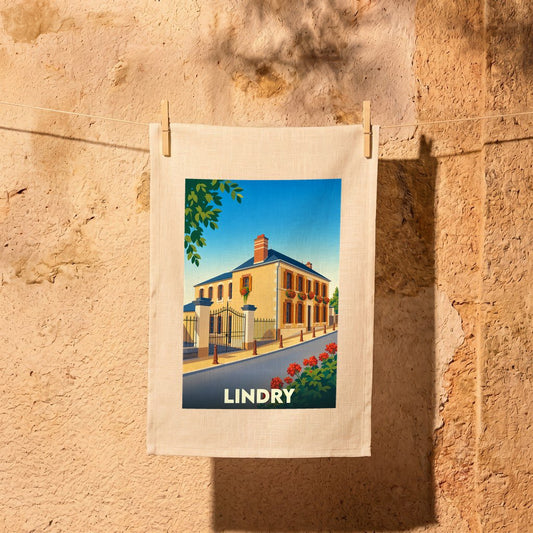 Torchon souvenir de la ville de Lindry avec une illustration colorée et stylisée d'une maison de bourg.