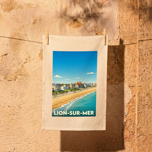 Torchon souvenir de la ville de Lion-sur-Mer avec une illustration stylisée de son front de mer.