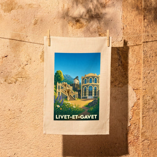 Torchon souvenir de la ville de Livet-et-Gavet avec une illustration stylisée d'un bâtiment historique et de montagnes.