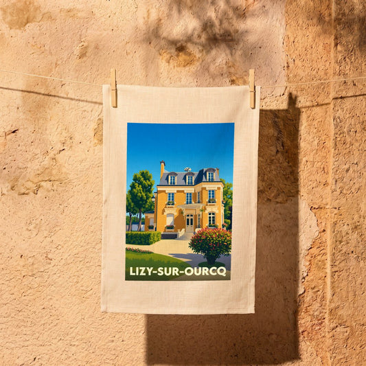 Torchon souvenir de la ville de Lizy-sur-Ourcq avec une illustration stylisée d'une grande maison bourgeoise.