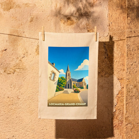 Torchon souvenir de la ville de Locmaria-Grand-Champ avec une illustration stylisée de son église.