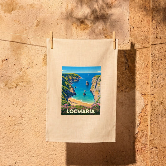 Torchon souvenir de la ville de Locmaria illustré d'une vue stylisée sur une crique sauvage.