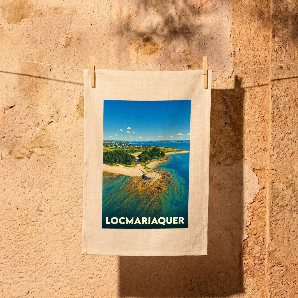 Torchon souvenir de la ville de Locmariaquer avec une illustration stylisée du littoral breton.