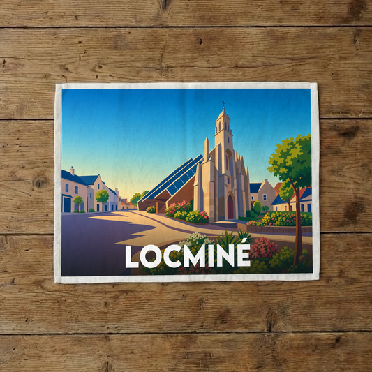Torchon souvenir de la ville de Locminé avec une illustration stylisée de son centre-ville.
