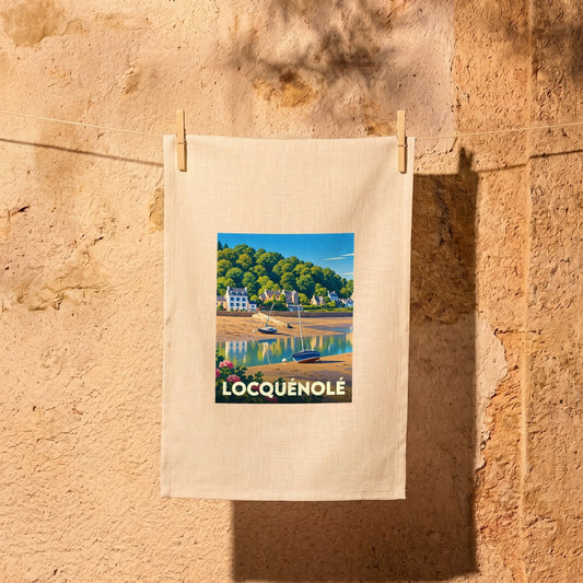 Torchon souvenir de la ville de Locquénolé avec une illustration stylisée d'un port breton.