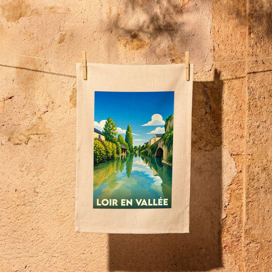 Torchon souvenir de Loir en Vallée avec une illustration stylisée d'un paysage fluvial.