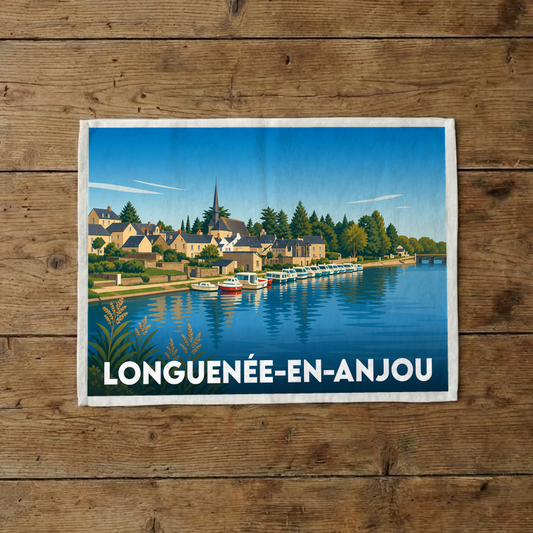 Torchon souvenir de la ville de Longuenée-en-Anjou avec une illustration stylisée d'un bord de rivière.