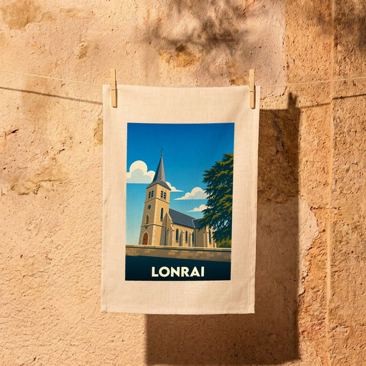 Torchon souvenir de la ville de Lonrai avec une illustration stylisée de son église sous un ciel bleu.