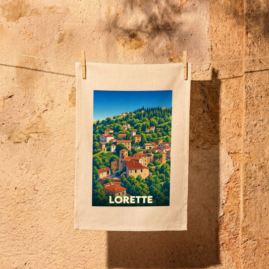 Torchon souvenir de la ville de Lorette avec une illustration stylisée de son paysage vallonné.