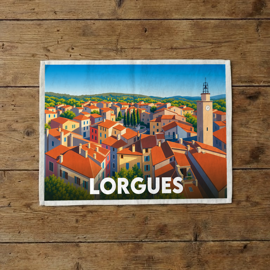 Torchon souvenir de la ville de Lorgues avec une illustration colorée et stylisée de ses toits provençaux.