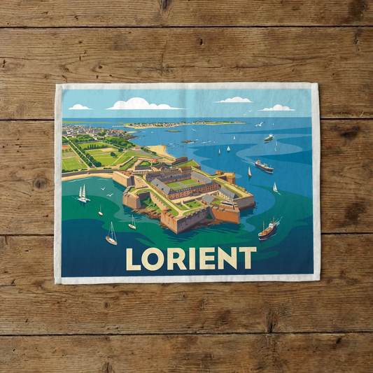 Torchon souvenir de la ville de Lorient avec une illustration stylisée de son littoral et de sa citadelle.