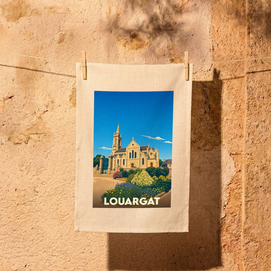 Torchon souvenir de la ville de Louargat illustré d'une église et de fleurs dans un style rétro.