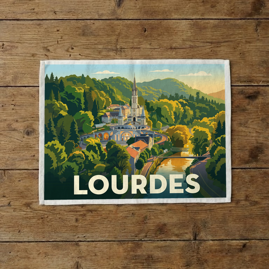 Torchon souvenir de la ville de Lourdes avec une illustration stylisée.