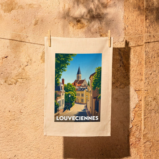Torchon souvenir de la ville de Louveciennes avec une illustration stylisée d'une rue pittoresque et son église.