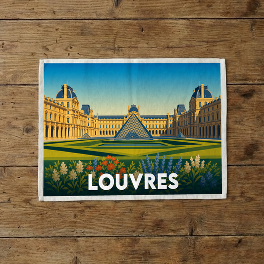 Torchon souvenir de la ville de Louvres illustré d'une vue stylisée du palais et de sa pyramide.