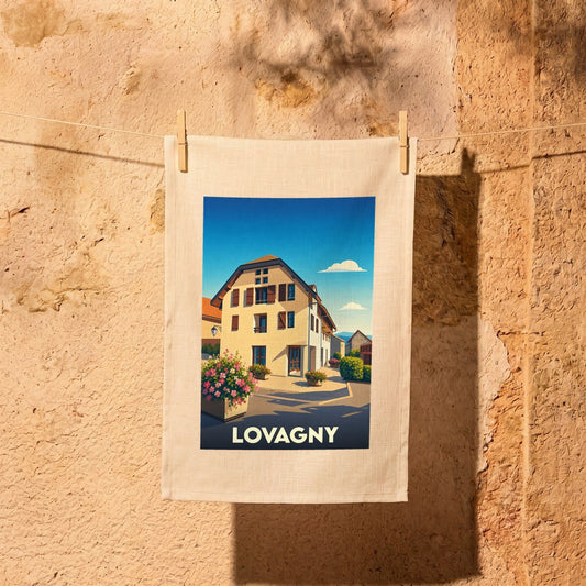 Torchon souvenir de la ville de Lovagny avec une illustration stylisée d'une maison traditionnelle.
