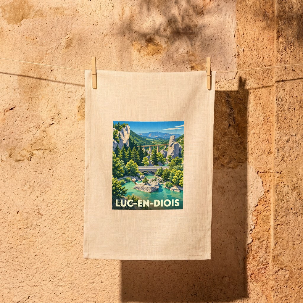 Torchon souvenir de la ville de Luc-en-Diois avec une illustration stylisée d'un paysage naturel.