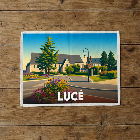 Torchon souvenir de la ville de Lucé avec une illustration stylisée.