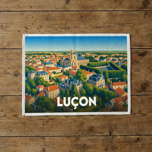 Torchon souvenir de la ville de Luçon illustré par une vue aérienne stylisée et colorée.