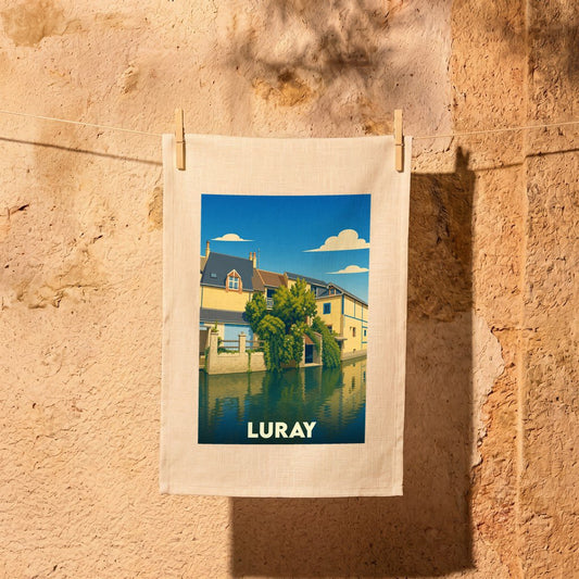 Torchon souvenir de la ville de Luray avec une illustration stylisée d'un paysage urbain au bord de l'eau.