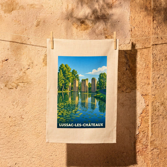 Torchon souvenir de la ville de Lussac-les-Châteaux avec une illustration stylisée de ses ruines médiévales.