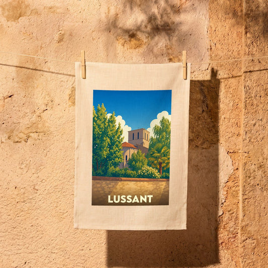 Torchon souvenir de la ville de Lussant avec une illustration stylisée d'un monument historique entouré de végétation.