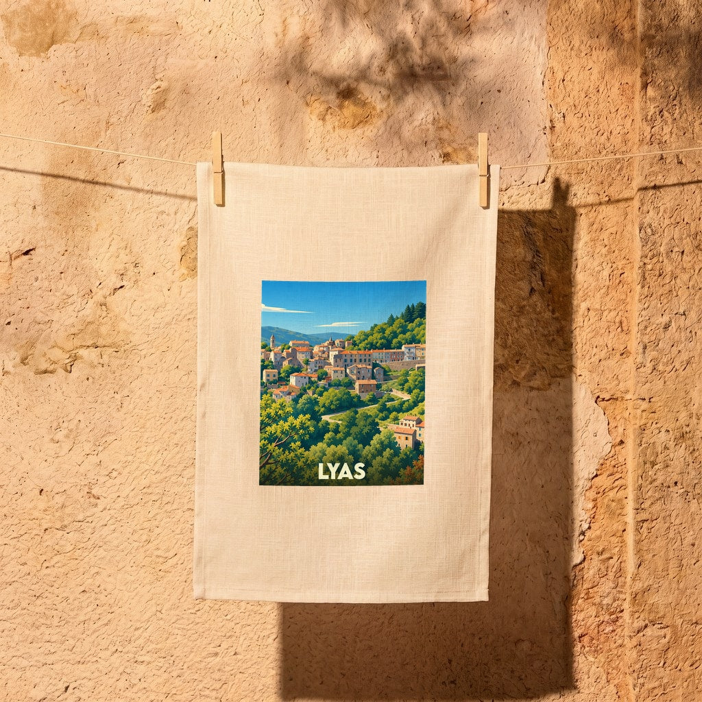Torchon souvenir de la ville de Lyas avec une illustration stylisée d'un village perché.