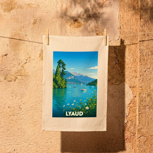 Torchon souvenir de la ville de Lyaud illustré d'un paysage de lac et de montagnes au style rétro.