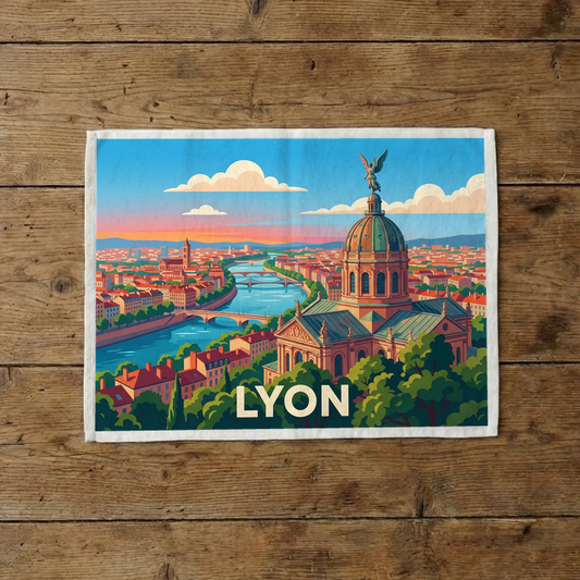 Torchon souvenir de la ville de Lyon avec une illustration stylisée de son paysage urbain.