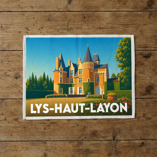 Torchon souvenir de la ville de Lys-Haut-Layon avec une illustration stylisée d'un château.