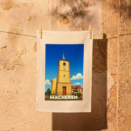 Torchon souvenir de la ville de Macheren avec une illustration stylisée de son église.